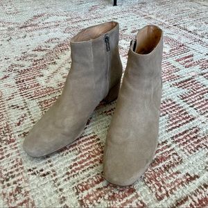 Madewell “Jada” booties in tan suede - size 10